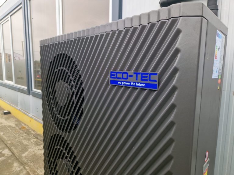 Pompă de căldură ECO-TEC pentru încălzirea și răcirea unei hale