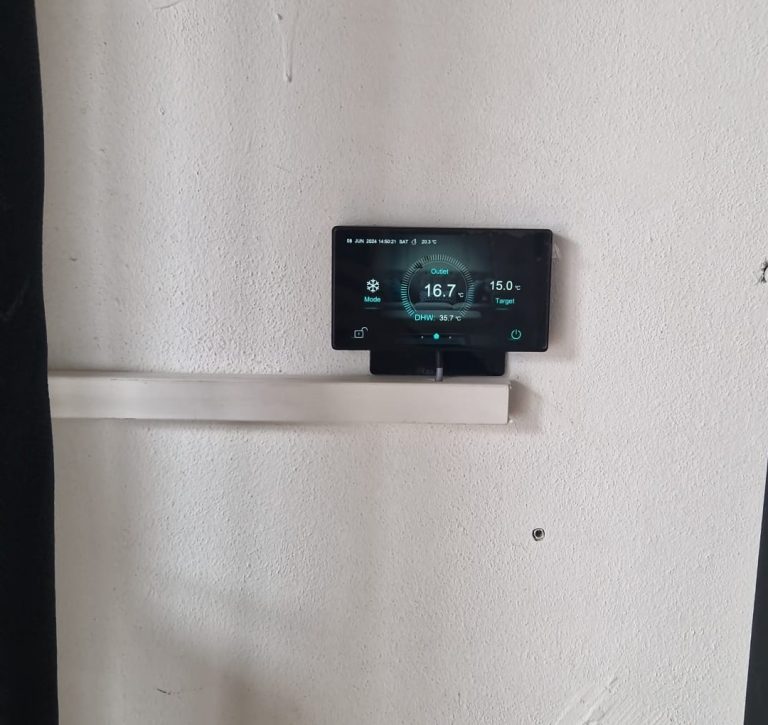 Pompă de căldură ECO-TEC pentru încălzirea și răcirea unei hale