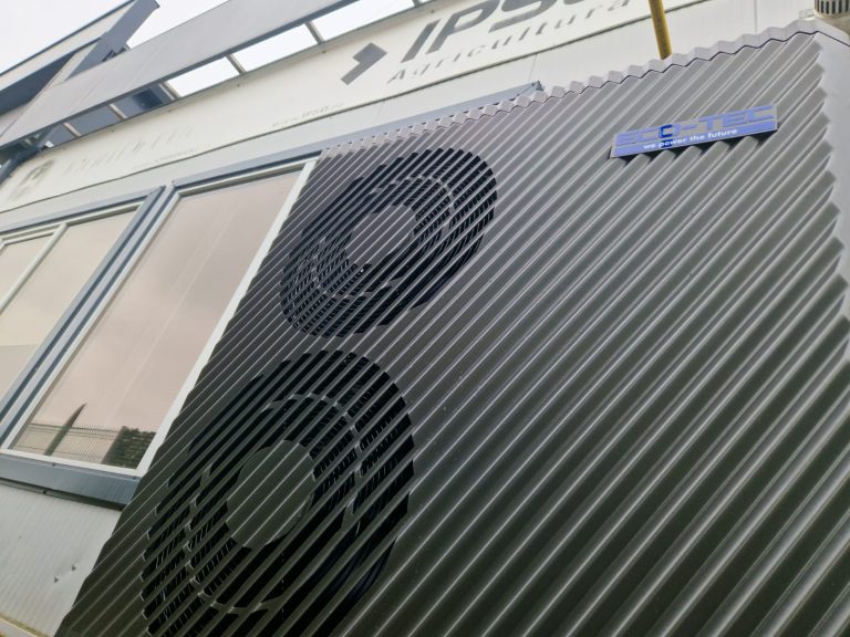 Pompă de căldură ECO-TEC pentru încălzirea și răcirea unei hale