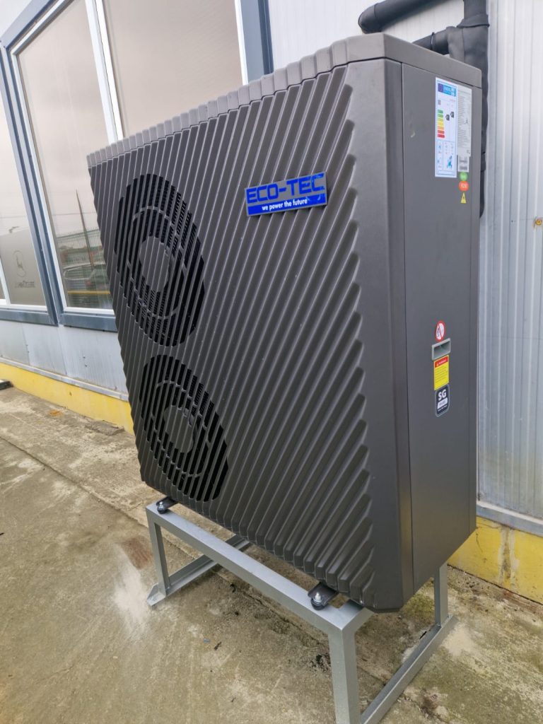 Pompă de căldură ECO-TEC pentru încălzirea și răcirea unei hale
