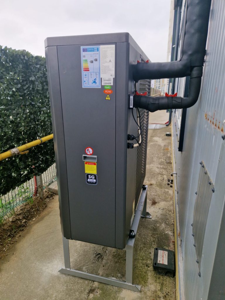 Pompă de căldură ECO-TEC pentru încălzirea și răcirea unei hale