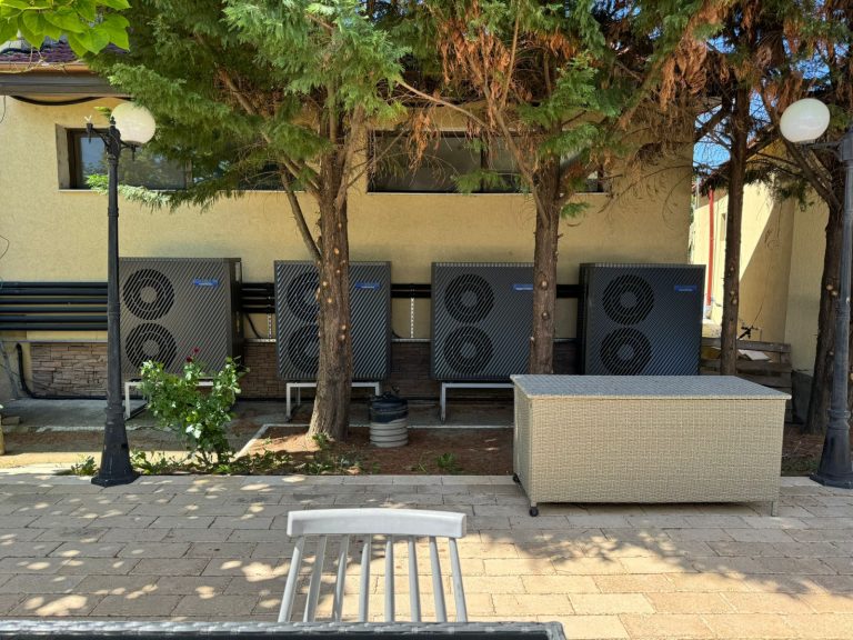 Pompe de căldură ECO-TEC R290 pentru pensiune