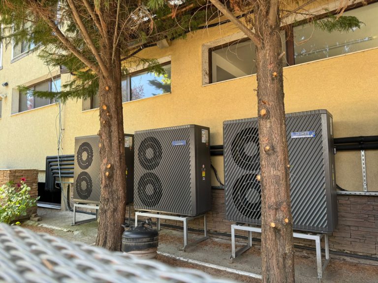 Pompe de căldură ECO-TEC R290 pentru pensiune