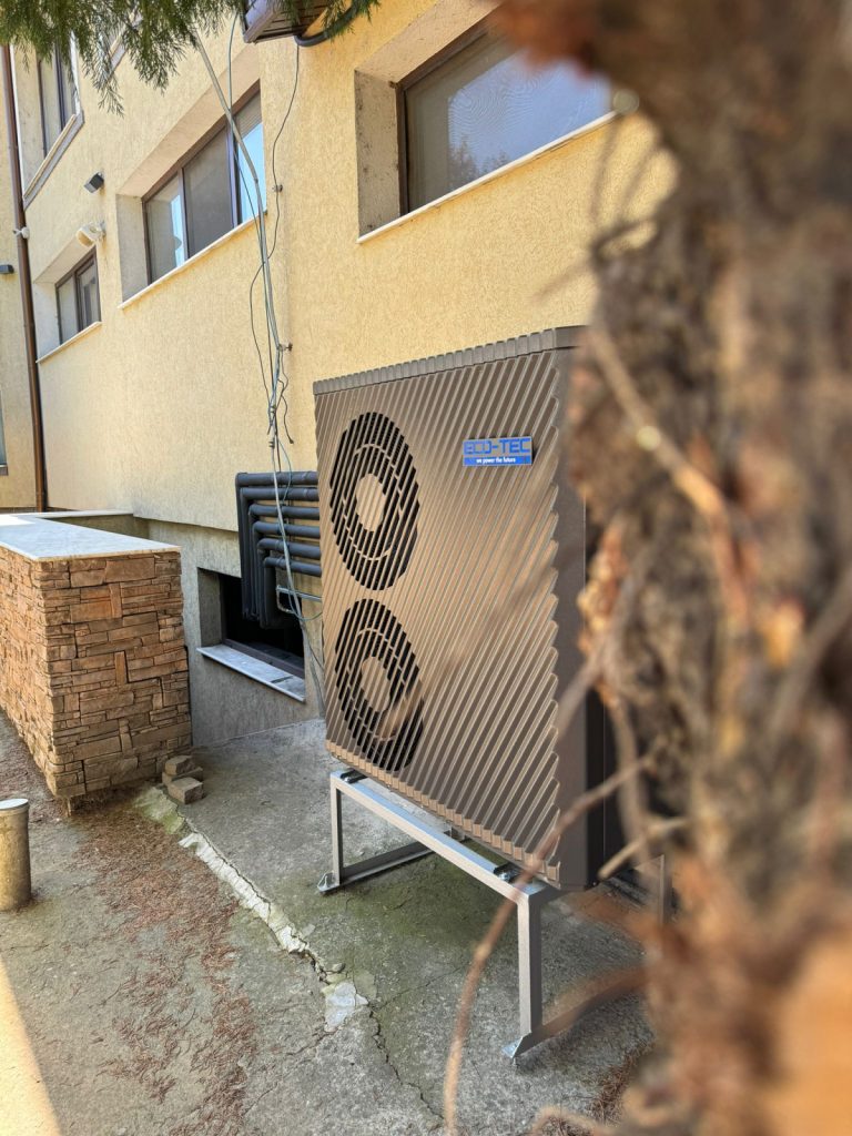Pompe de căldură ECO-TEC R290 pentru pensiune
