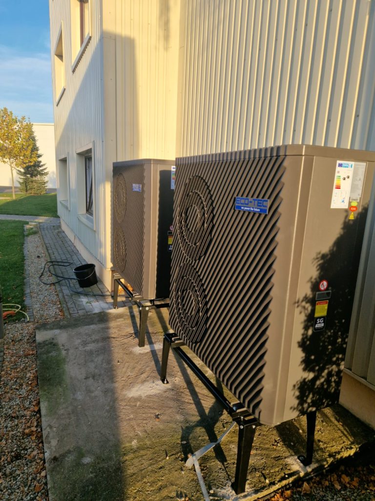 Două pompe de căldură ECO-TEC de 22 kW ca alternativă la chiller